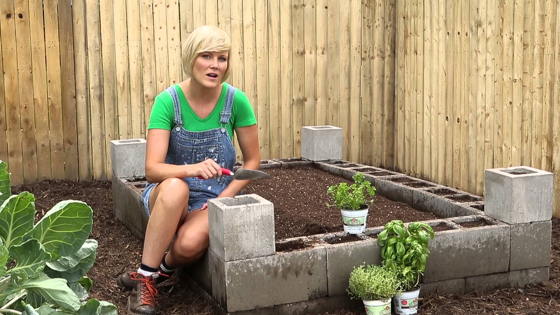 [VIDEO] BUILD A RAISED BED THE EASY WAY WITH CEMENT BLOCKS
